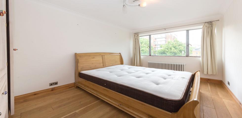 			4 Bedroom, 2 bath, 1 reception Apartment			 Fairfax Rd, SWISS COTTAGE